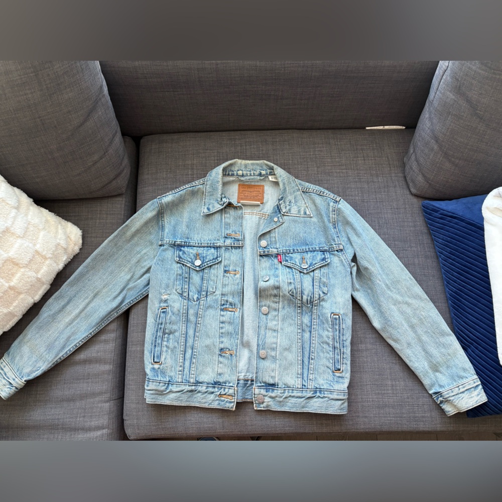 Levi's Light Wash Denim Trucker Jacket